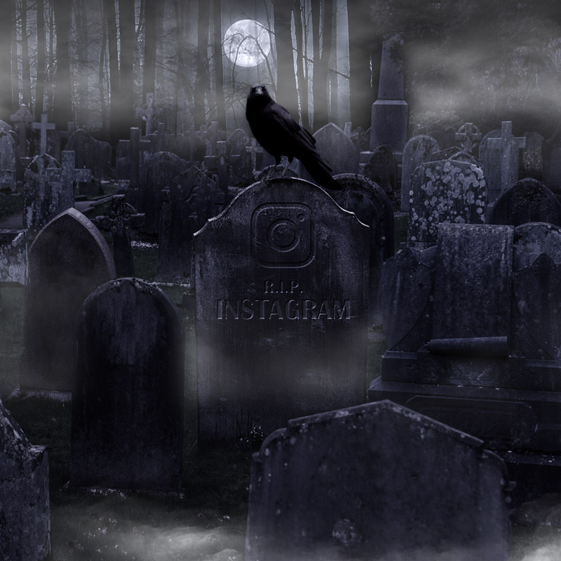 Illustration : Un cimetière de nuit avec des tombes, de la brume, des arbres au loin et une pleine lune. Un corbeau est posé sur la tombe centrale gravée d'un &amp;quot;RIP Instagram&quot;
