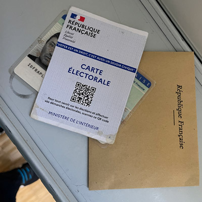 Carte d'identité, carte d'électeur et enveloppe dans l'isoloir
