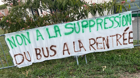 Banderole sur laquelle on peut lire « Non à la suppression du bus â la rentrée »