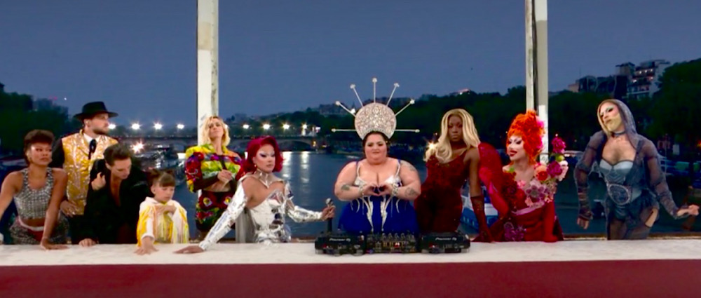 Capture du tableau Festivité de la cérémonie d'ouverture des Jeux Olympique. On voit la DJ Barara Butch au centre entourée de drag queen