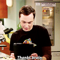 Sheldon Cooper (big bang theory) félicitant son cerveau