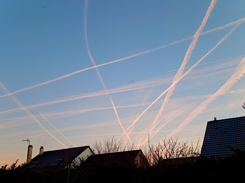 Trainées de 14 avions dans un ciel matinal