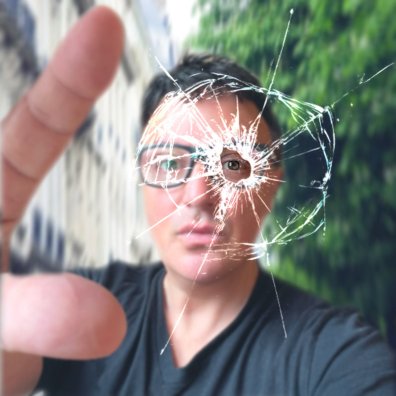 Photoshop : ma tronche derrière une vitre éclatée par un impact...
