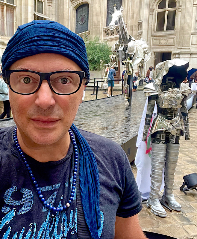 Selfie à la mairie de Paris devant le costume de la cavalière et le cheval mécanique