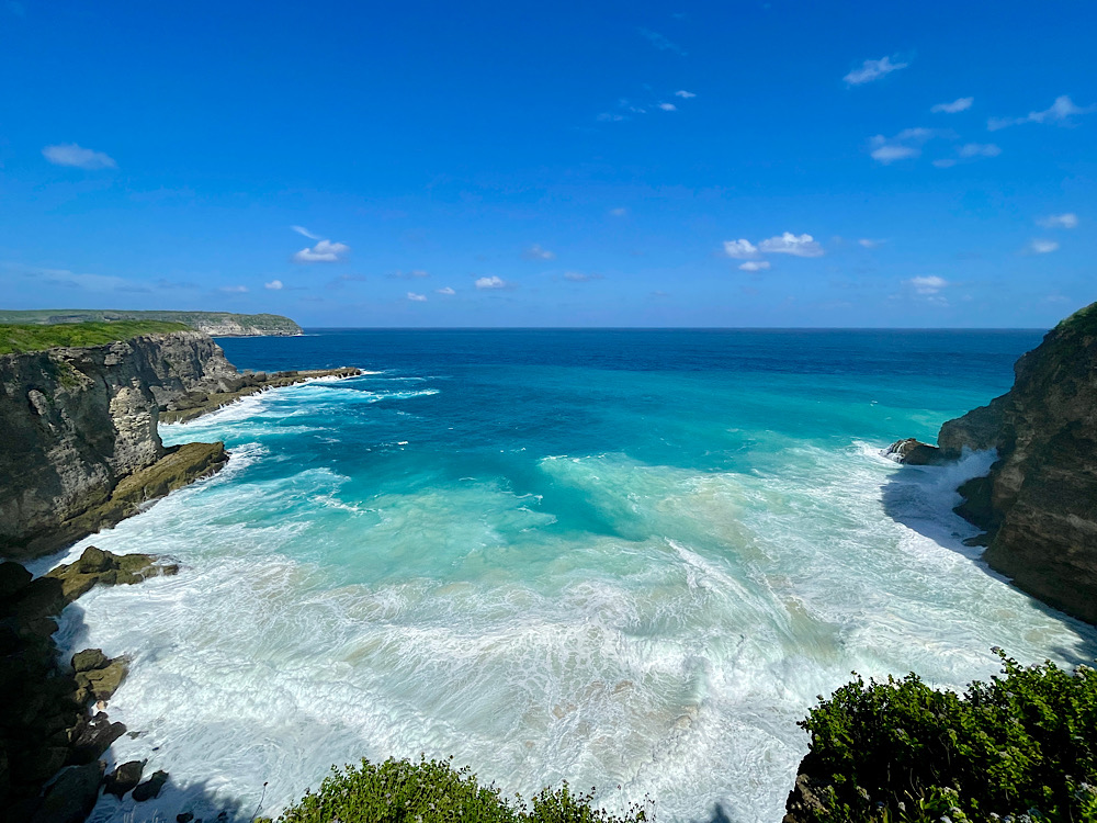 Anse vue de haut, avec dégradé de bleu marine jusqu’à blanc de l’écume