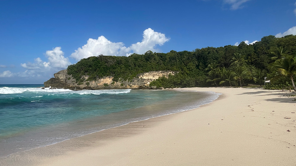 Plage déserte, sable blond, mer bleu et ciel très dégagé