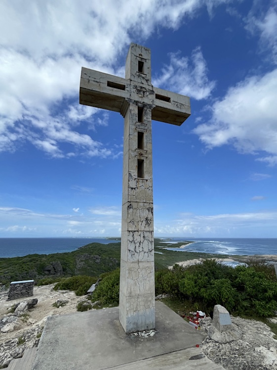 La grande croix sur le sommet de la pointe avec vue sur Grande Terre