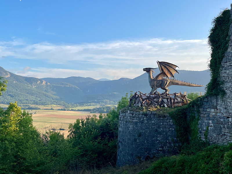 Un dragon au bord du fort qui surplombe la vallée