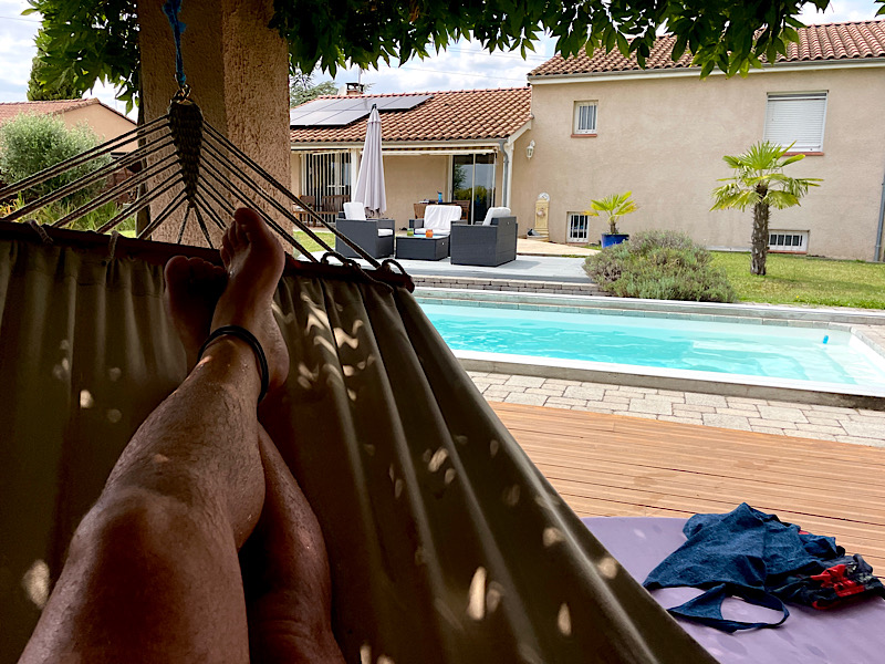 Dans le hamac sous la glycine au jardin