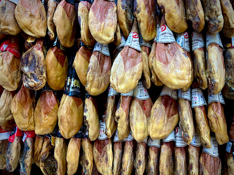 Nombreuses cuisses de porc suspendues dans une charcuterie basque espagnole