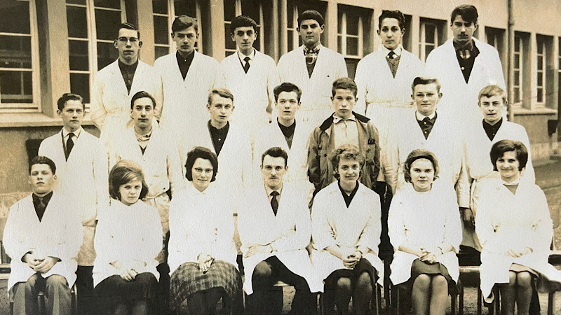 Photo de classe cursus chimie. Des élèves en blouse blanche