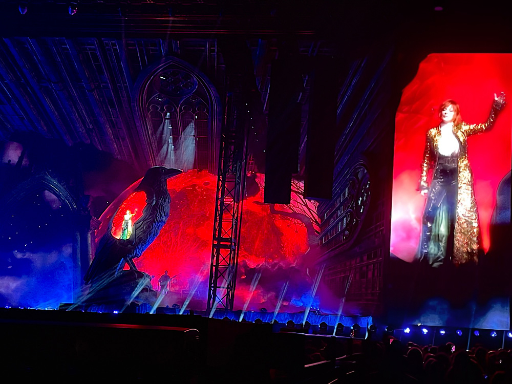 Photo du concert Nevermore, Mylène dans un corbeau et sur grand écran