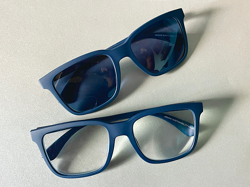 Deux paires de lunettes bleu gris identiques dont une solaire