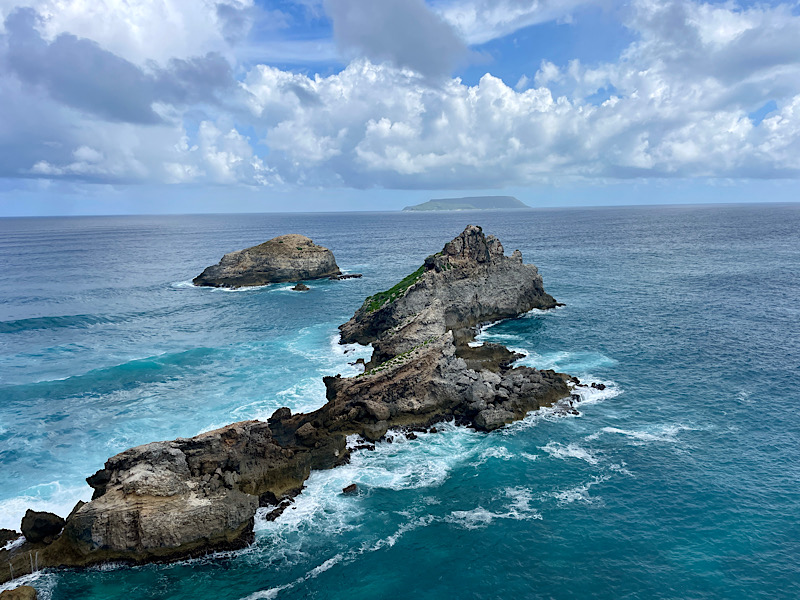 Les falaises de la pointe des colibris avec au loin la Desirade