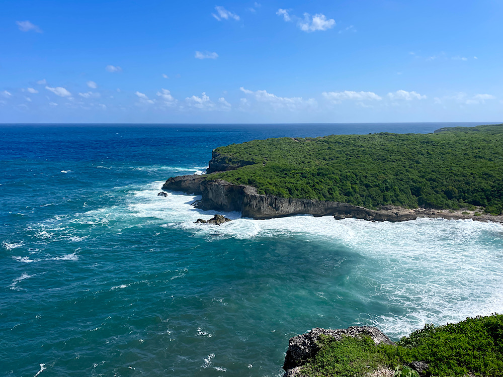 Falaises de la Pointe d’Enfer, mer et ciel bleu avec quelques nuages