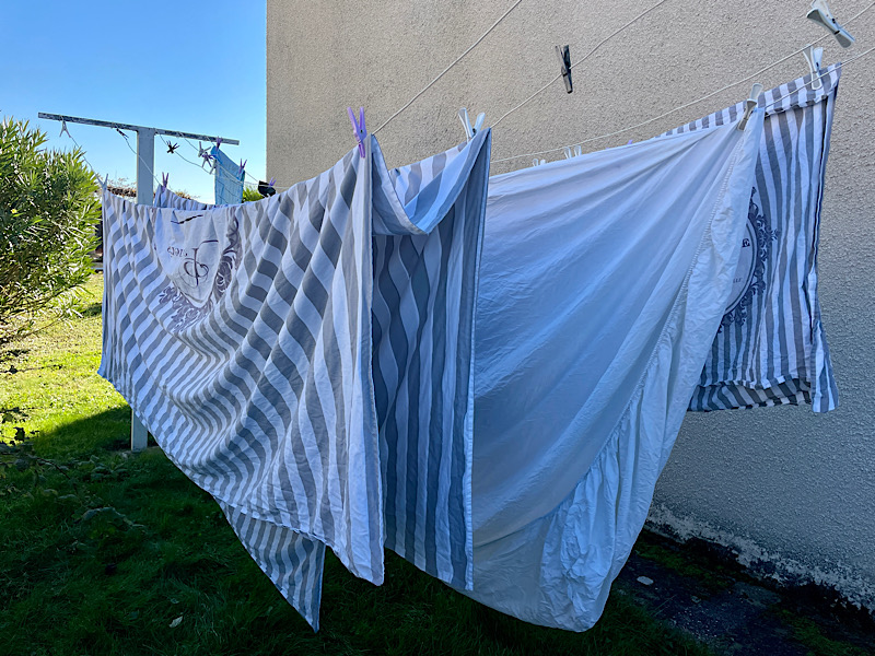 Les draps qui sèchent sur les cordes dans le jardin