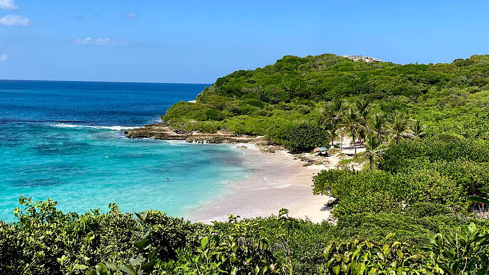 Pointe Tarare, vue du sentier en hauteur. Une crique avec de l’eau turquoise et du sable