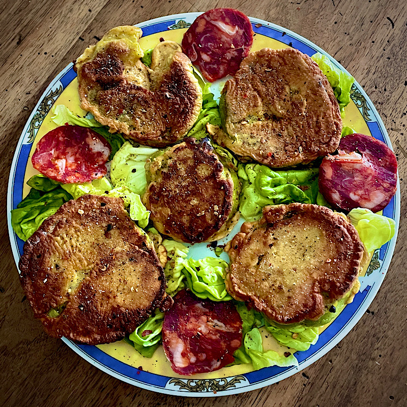 Assiette vue de haut avec salade, chorizo et beignets de tomates vertes