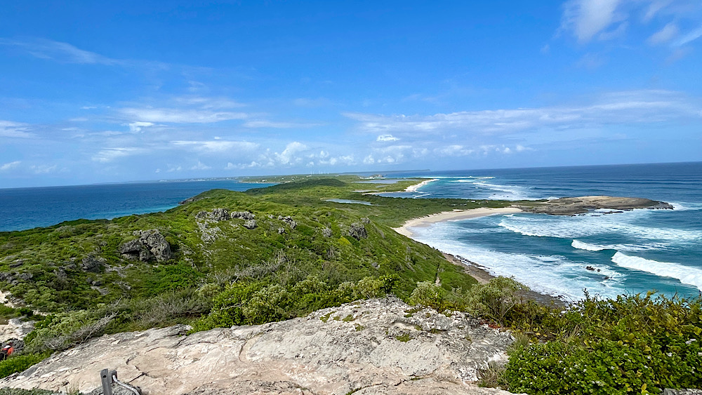 Un bras de terre avec la mer de chaque côté