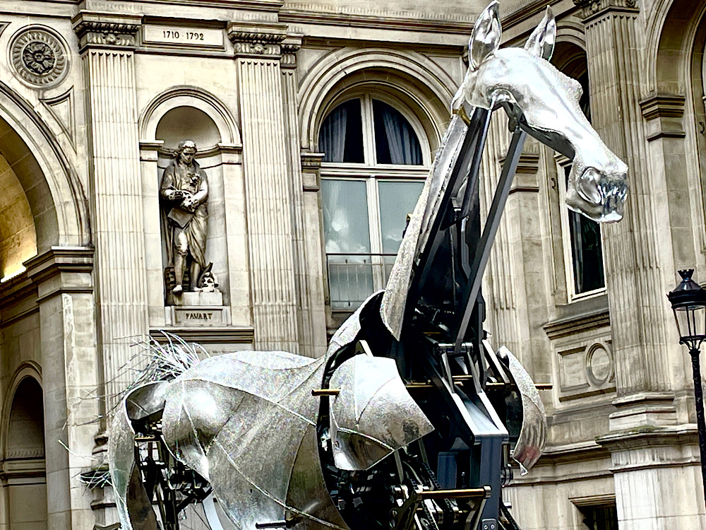 Le cheval mécanique vue de trois quart dans la cour intérieure de la mairie de Paris